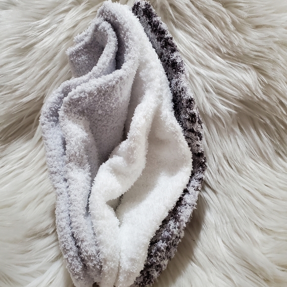 🦋5/$25 Adrienne Vittadini plush socks - Picture 3 of 5